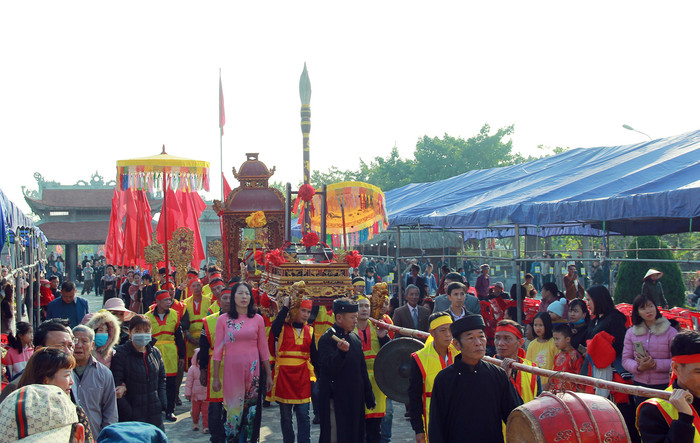 Lễ rước bút đầy trang trọng, linh thiêng từ Từ đường họ Mạc đến Khu tưởng niệm Vương triều Mạc. (Ảnh: LT)