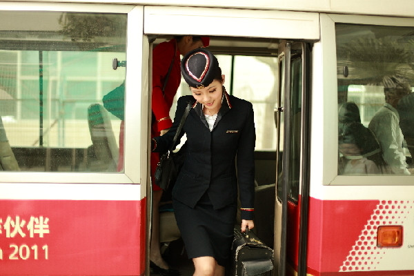 Sau một ngày trên không trung, chuyến bay của họ đã diễn ra một cách suôn sẻ, 19h xe của hãng lại đưa họ trở về khu điều khiển bay, kết thúc một ngày làm việc của một nữ tiếp viên hàng không. Sau một ngày trên không trung, chuyến bay của họ đã diễn ra một cách suôn sẻ, 19h xe của hãng lại đưa họ trở về khu điều khiển bay, kết thúc một ngày làm việc của một nữ tiếp viên hàng không.