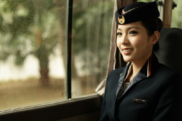 Xong các vấn đề về thủ tục nghiêm ngặt, các tiếp viên hàng không đã hoàn thành công tác chuẩn bị bay. 7h40, lên xe của hãng hàng không và thẳng tiến sân bay thực hiện nhiệm vụ bay như bao ngày họ vẫn làm. Xong các vấn đề về thủ tục nghiêm ngặt, các tiếp viên hàng không đã hoàn thành công tác chuẩn bị bay. 7h40, lên xe của hãng hàng không và thẳng tiến sân bay thực hiện nhiệm vụ bay như bao ngày họ vẫn làm.