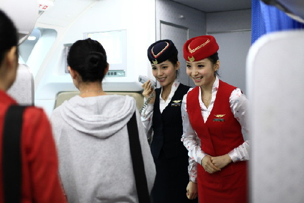 11h15, chuyến bay đến Hàng Châu đã hạ cánh an toàn tại sân bay quốc tế Tiêu Sơn. Tiếp viên hàng không kính cẩn tiễn chào hành khách với nụ cười thường trực trên môi. Với hành khách, chuyến bay đã kết thúc một cách an toàn, nhưng phi hành đoàn thì đây mới chỉ là một bước nhỏ trong quá trình bay của họ, mà tiếp tục đón những hành khách trong chuyến bay đến Thâm Quyến. 11h15, chuyến bay đến Hàng Châu đã hạ cánh an toàn tại sân bay quốc tế Tiêu Sơn. Tiếp viên hàng không kính cẩn tiễn chào hành khách với nụ cười thường trực trên môi. Với hành khách, chuyến bay đã kết thúc một cách an toàn, nhưng phi hành đoàn thì đây mới chỉ là một bước nhỏ trong quá trình bay của họ, mà tiếp tục đón những hành khách trong chuyến bay đến Thâm Quyến.