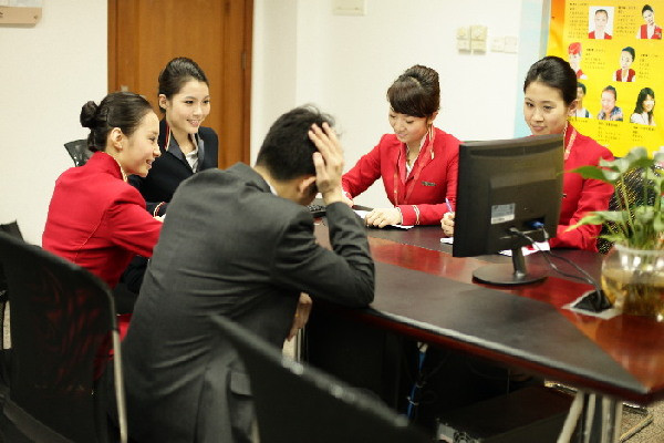 7h10, thành viên của chuyến bay ZH9876 bắt đầu họp, một việc không thể thiếu của phi hành đoàn trước mỗi chuyến bay. Tiếp viên trưởng cho biết thời tiết hôm nay thuận lợi cho chuyến bay từ Thâm Quyến đến Hàng Châu, cô giao nhiệm vụ bay chi tiết cho từng người theo từng vị trí và luôn nhắc nhở mọi người vấn đề an toàn bay. 7h10, thành viên của chuyến bay ZH9876 bắt đầu họp, một việc không thể thiếu của phi hành đoàn trước mỗi chuyến bay. Tiếp viên trưởng cho biết thời tiết hôm nay thuận lợi cho chuyến bay từ Thâm Quyến đến Hàng Châu, cô giao nhiệm vụ bay chi tiết cho từng người theo từng vị trí và luôn nhắc nhở mọi người vấn đề an toàn bay.