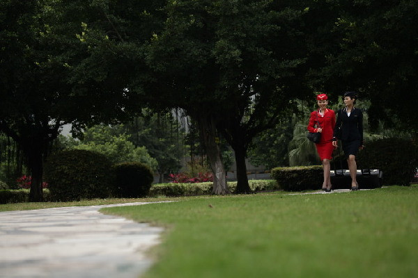 6h50 tiến vào khu điều khiển bay nơi tiếp viên trưởng Đỗ Vệ Quyên đang triệu tập các tiếp viên cho buổi họp mặt chuẩn bị cho chuyến bay của mỗi tổ. 6h50 tiến vào khu điều khiển bay nơi tiếp viên trưởng Đỗ Vệ Quyên đang triệu tập các tiếp viên cho buổi họp mặt chuẩn bị cho chuyến bay của mỗi tổ.