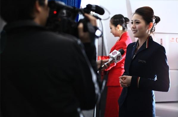 Hơn 8h, tiếp viên trưởng trả lời phỏng vấn của các đại diện phóng viên báo chí, trải lòng về công việc tiếp viên vừa tự hào vừa không kém phần gian lao. Hơn 8h, tiếp viên trưởng trả lời phỏng vấn của các đại diện phóng viên báo chí, trải lòng về công việc tiếp viên vừa tự hào vừa không kém phần gian lao.