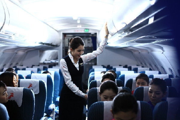 10h55, máy bay chuẩn bị hạ cánh. Vì sự an toàn của hành khách, tiếp viên hàng không sẽ đi kiểm tra khoang hành lý và nhắc nhở khách thắt dây an toàn, yêu cầu khách tắt các thiết bị điện tử, gập bàn ăn lên, dựng ghế từ tư thế nằm sang ngồi chuẩn bị hạ cánh an toàn. 10h55, máy bay chuẩn bị hạ cánh. Vì sự an toàn của hành khách, tiếp viên hàng không sẽ đi kiểm tra khoang hành lý và nhắc nhở khách thắt dây an toàn, yêu cầu khách tắt các thiết bị điện tử, gập bàn ăn lên, dựng ghế từ tư thế nằm sang ngồi chuẩn bị hạ cánh an toàn.