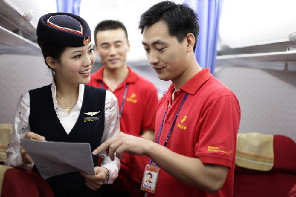 Đồ ăn của hành khách trên chuyến bay là điều không thể thiếu vì vậy việc kiểm tra và kiểm tra đồ ăn, bao bọc phải được tiến hành một cách hết sức nghiêm ngặt giữa tiếp viên trưởng và nhân viên thực phẩm. Công việc được tiến hành lúc 8 giờ, một tiếng trước khi máy bay cất cánh. Đồ ăn của hành khách trên chuyến bay là điều không thể thiếu vì vậy việc kiểm tra và kiểm tra đồ ăn, bao bọc phải được tiến hành một cách hết sức nghiêm ngặt giữa tiếp viên trưởng và nhân viên thực phẩm. Công việc được tiến hành lúc 8 giờ, một tiếng trước khi máy bay cất cánh.