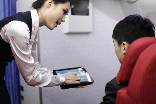 Trong khoang VIP, tiếp viên trưởng sẽ có nhiệm vụ hướng dẫn hành khách cách sử dụng phương tiện nghe nhìn, giải trí có trên máy bay. Trong khoang VIP, tiếp viên trưởng sẽ có nhiệm vụ hướng dẫn hành khách cách sử dụng phương tiện nghe nhìn, giải trí có trên máy bay.