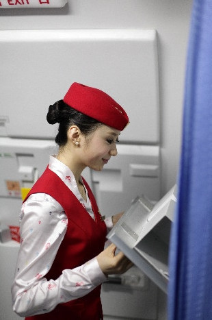 Trên máy bay, các tiếp viên phải nhớ rõ thời gian khởi hành và hạ cánh, kiểm tra vật dụng khẩn cấp và đồ dùng khác của chuyến bay luôn đầy đủ. Công việc của họ đòi hỏi sự cẩn thận, tỉ mỉ, tránh sơ suất, có chuẩn bị tốt trước khi cất cánh thì chuyến bay mới tiến hành thuận lợi. Trên máy bay, các tiếp viên phải nhớ rõ thời gian khởi hành và hạ cánh, kiểm tra vật dụng khẩn cấp và đồ dùng khác của chuyến bay luôn đầy đủ. Công việc của họ đòi hỏi sự cẩn thận, tỉ mỉ, tránh sơ suất, có chuẩn bị tốt trước khi cất cánh thì chuyến bay mới tiến hành thuận lợi.