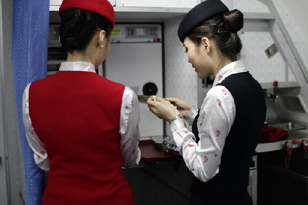 Trước khi đón hành khách lên máy bay, tiếp viên hàng không còn phải hâm nóng đồ ăn, giữ ấm và bày biện thức ăn đảm bảo hành khách sẽ có đồ ăn ấm nóng trước khi cất cánh. Trước khi đón hành khách lên máy bay, tiếp viên hàng không còn phải hâm nóng đồ ăn, giữ ấm và bày biện thức ăn đảm bảo hành khách sẽ có đồ ăn ấm nóng trước khi cất cánh.