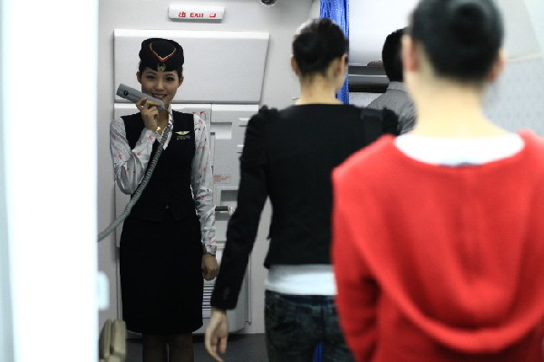 8h20, với nụ cười tươi rạng rỡ và ánh mắt thân thiện, các nữ tiếp viên bắt đầu đón khách lên phi cơ. Ấn tượng của hành khách đối với tiếp viên hàng không đều bắt đầu từ giây phút này. 8h20, với nụ cười tươi rạng rỡ và ánh mắt thân thiện, các nữ tiếp viên bắt đầu đón khách lên phi cơ. Ấn tượng của hành khách đối với tiếp viên hàng không đều bắt đầu từ giây phút này.