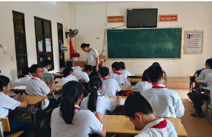 Đến giờ học tiếng Anh, học sinh khối 7,8 Trường Trung học cơ sở Lý Tự Trọng phải ngồi chơi vì không có giáo viên (Ảnh: Lã Tiến) Đến giờ học tiếng Anh, học sinh khối 7,8 Trường Trung học cơ sở Lý Tự Trọng phải ngồi chơi vì không có giáo viên (Ảnh: Lã Tiến)