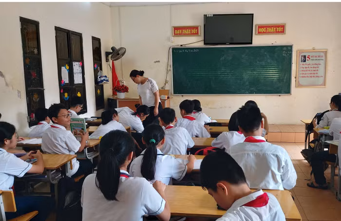 Đến giờ học tiếng Anh, học sinh khối 7,8 Trường Trung học cơ sở Lý Tự Trọng phải ngồi chơi vì không có giáo viên (Ảnh: Lã Tiến)