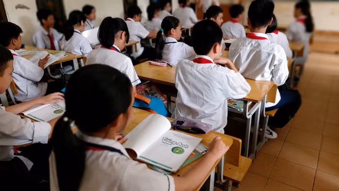 Các em học sinh không được học tiếng Anh tại trường vì thiếu giáo viên (Ảnh: Lã Tiến)