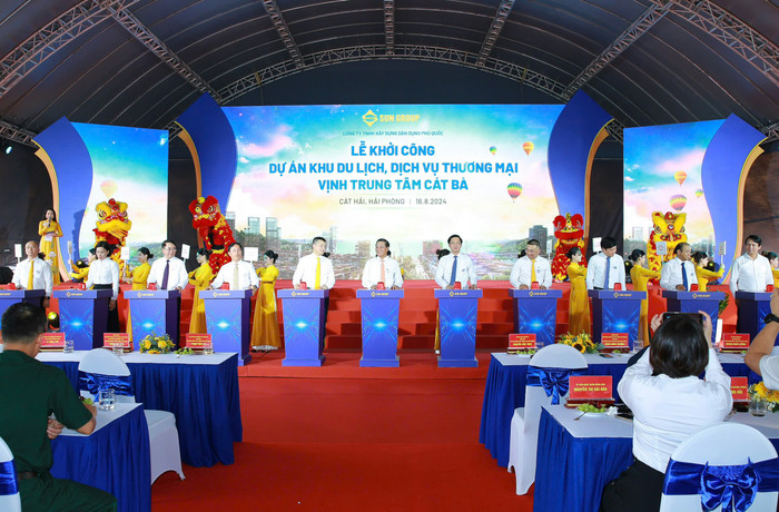 Các đại biểu bấm nút khởi công dự án Khu du lịch, dịch vụ thương mại Vịnh trung tâm Cát Bà (Ảnh: LT) GDVN_khoi-cong-1.jpg