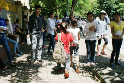 Nhiều thí sinh và phụ huynh ngạc nhiên trước cảnh hai dì cháu dắt nhau đi thi. Nhiều thí sinh và phụ huynh ngạc nhiên trước cảnh hai dì cháu dắt nhau đi thi.