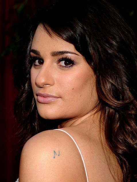 Hai nốt nhạc trên vai trái của Lea Michele được lấy cảm hứng từ ca khúc bất hủBohemian Rhapsody của ban nhạc rock huyền thoại Queen. Đây là 1 trong chín hình xăm của ngôi sao Glee. Một số hình còn lại như ngôi sao vàng tượng trưng cho nhân vật Rachel Berry của Lea trong Glee, một cánh bướm màu xanh và từ "Imagine".