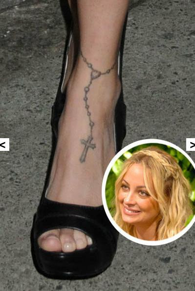 Ngoài ra, người đẹp Nicole Richie cũng khéo léo với hình xăm cây thánh giá vòng qua chân trái giống như một sợi dây chuyền gần phía mắt cá chân. Ngoài ra, người đẹp Nicole Richie cũng khéo léo với hình xăm cây thánh giá vòng qua chân trái giống như một sợi dây chuyền gần phía mắt cá chân.