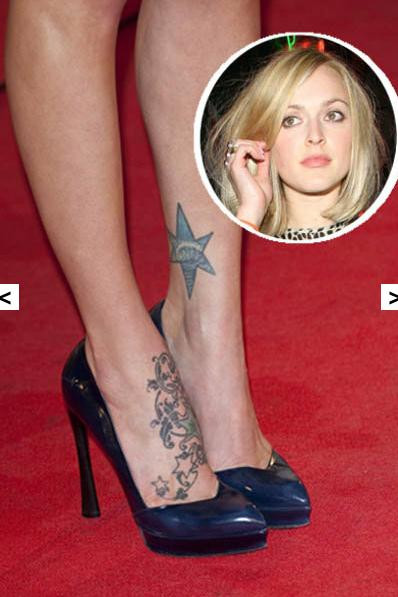 Người đẹp Fearne Cotton cũng khiến nhiều người ngạc nhiên khi cô cũng là một tín đồ của các hình xăm. Sở hữu 16 hình xăm trên khắp cơ thể, Fearne Cotton cũng không ngần ngại khoe các “tình yêu” của mình một cách công khai với thiên hạ trong trang phục bikini và tự hào về chúng. Người đẹp Fearne Cotton cũng khiến nhiều người ngạc nhiên khi cô cũng là một tín đồ của các hình xăm. Sở hữu 16 hình xăm trên khắp cơ thể, Fearne Cotton cũng không ngần ngại khoe các “tình yêu” của mình một cách công khai với thiên hạ trong trang phục bikini và tự hào về chúng.
