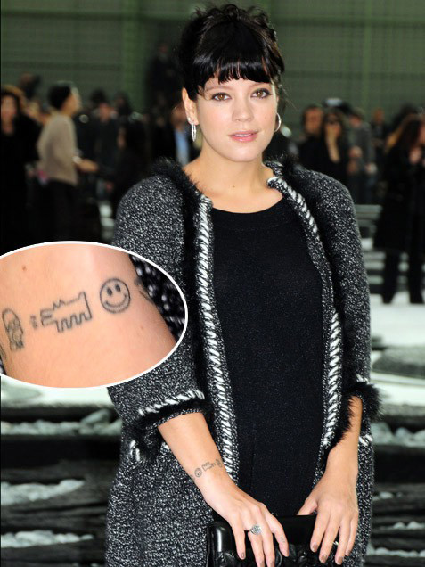 Nữ ca sĩ Lily Allen lại sở hữu những hình xăm nhỏ xíu và ngộ nghĩnh ở cổ tay phải, một hình chú chó, nhân vật hoạt hình Homer Simpson và một mặt cười.