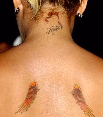 Nicole còn có một hình xăm đôi cánh thiên thần ở phía sau lưng và tên cô Richie ở phía gáy. Ở cổ tay phải của Nicole còn có hình xăm chữ “Virgin”.