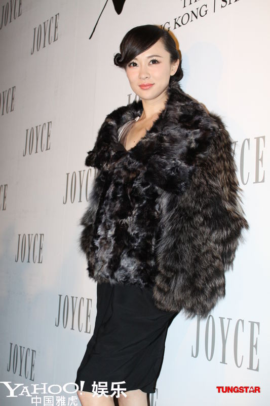 Người đẹp Hoắc Tư Yến với nghề tay trái là ca hát, trước mỗi lần thu âm, cô nàng phải tợp một chút rượu sau đó mới vào phòng phu và cởi giày, tẩy hết phấn son trang điểm, tắt đèn và thắp một vài ngọn nến rồi mới bắt tay vào thu âm được.