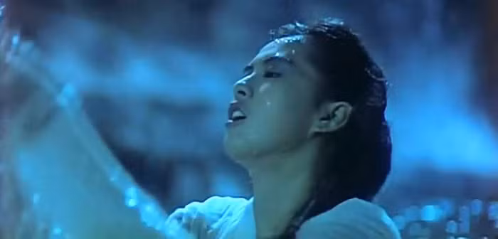 Nữ diễn viên Vương Tổ Hiền và nước.