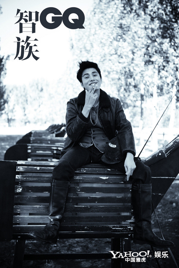 Nam diễn viên của Đại lục Trần Khôn mỗi lần bước vào phòng thu cũng có thói quen khá kỳ quặc, chuẩn bị trước một bình oxy để sẵn trong phòng thu thì mới yên tâm thu âm được. Không biết do lý do tâm lý hay sinh lý mà mỗi lần chuẩn bị bước vào phòng thu, Trần Khôn cũng phải chuẩn bị một bình oxy để bên cạnh, dù không dùng đến nhưng chỉ cần nhìn thấy có bình oxy bên cạnh mới hát nên hồn. Anh có thể không cần uống nước, không cần ăn uống gì nhưng nhất định không thể không có bình oxy.