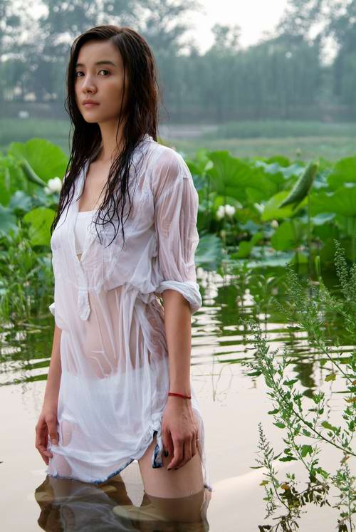 Tiểu Tống Giai gợi cảm trong trang phục trắng ướt nhẹp để lộ thân hình nóng bỏng của người đẹp. Tiểu Tống Giai gợi cảm trong trang phục trắng ướt nhẹp để lộ thân hình nóng bỏng của người đẹp.