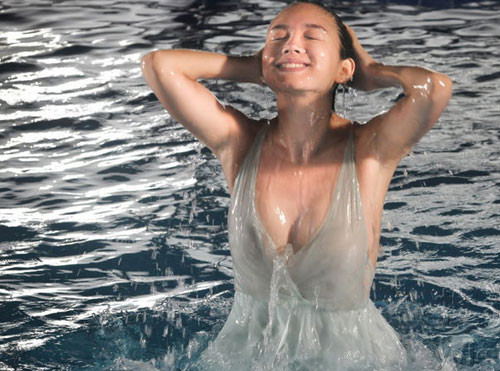 Tử Lâm cho biết bản thân cô không hề phàn nàn dù phải ngụp trong nước khá lâu. Tuy nhiên, đa số ý kiến đều cho rằng trong bộ váy voan mỏng tang, sự thanh lịch của người đẹp dường như đã bị thay hoàn toàn bởi sự sexy. Tử Lâm cho biết bản thân cô không hề phàn nàn dù phải ngụp trong nước khá lâu. Tuy nhiên, đa số ý kiến đều cho rằng trong bộ váy voan mỏng tang, sự thanh lịch của người đẹp dường như đã bị thay hoàn toàn bởi sự sexy.