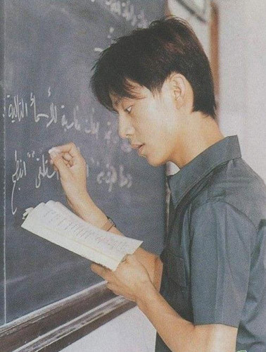 Nam diễn viên Hà Cảnh trong giờ chữa bài tập.