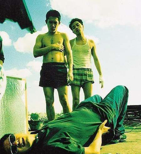 Nam diễn viên gạo cội Vương Gia Vệ (nằm), Lương Triều Vỹ (trái).