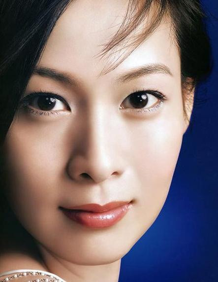 Người đẹp Lưu Nhược Anh cũng có sở thích chụp ảnh hướng mặt phía bên trái về phía nhiếp ảnh gia. Nếu phải chụp trực diện thì nhất định phải lấy tóc che bớt phần gò má bên phải đi. Cô nàng cho rằng mặt phía bên phải không được đầy đặn nên khi lên hình trông rất mất cân đối.