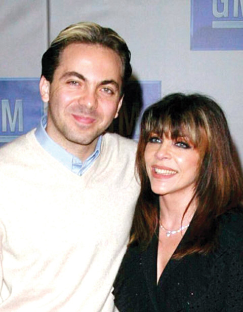 Verónica Castro và Cristian Castro, cậu con trai đầu của bà khi hai mẹ con còn hòa thuận. >Xem: Những phim nước ngoài một thời 'làm mưa làm gió' ở Việt Nam (P1)