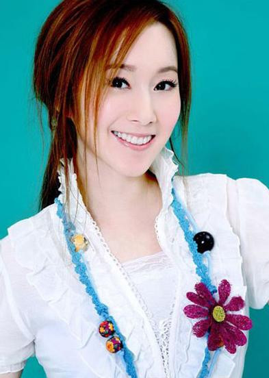 Hứa Tuệ Hân lại có sở thích mặc những bộ trang phục thêu ren hay có đăng ten. Theo “búp bê sư” họ Hứa thì cô là người khá lãng mạn, mỗi lần chọn trang phục nào là nhất định phải có đăng ten, khi mặc lên sẽ làm làn da trắng bóc như sứ của cô nàng ẩn hiện sau làn áo.