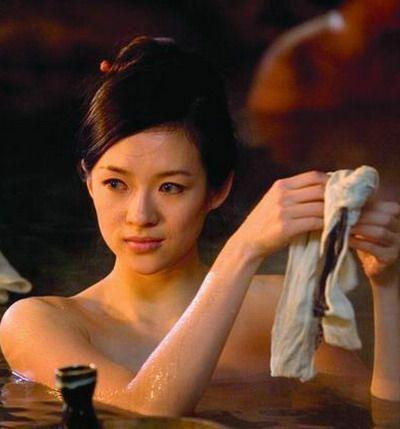 Chương Tử Di khoe làn da trắng nõn nà dưới làn nước. Chương Tử Di khoe làn da trắng nõn nà dưới làn nước.