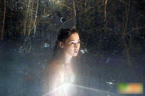 Người đẹp xứ cảng thơm Trương Bá Chi trong làn hơi nước mờ ảo. Người đẹp xứ cảng thơm Trương Bá Chi trong làn hơi nước mờ ảo.