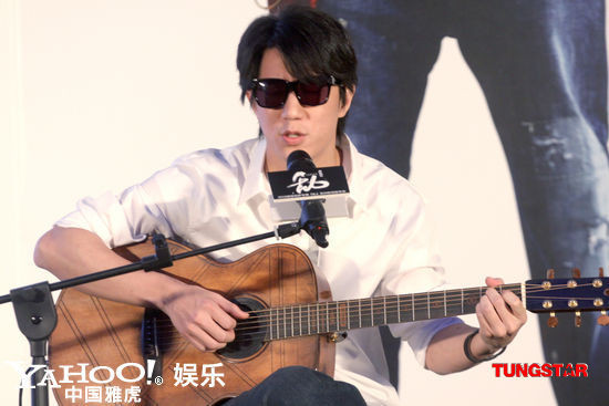 Phòng Tổ Minh với thói quen vừa thu âm vừa cởi đồ. Giống như các ca sĩ khác thừa đến đến mới bắt đầu tập trung vào phòng thu để thu âm, có lúc thu đến 3 – 4 giờ sáng. Quý tử của Thành Long trong lúc thu âm có thói quen là lúc nào cao hứng liền cởi hết quần áo, giày dép đang mặc trên người cho đến khi chỉ còn độc một chiếc quần lót mới thôi. Điều đặc biệt là anh chàng này không hề ngượng ngùng khi để người khác thấy mình trong tình trạng khỏa thân 99% như vậy mà thường để vậy ai nhìn thì nhìn.