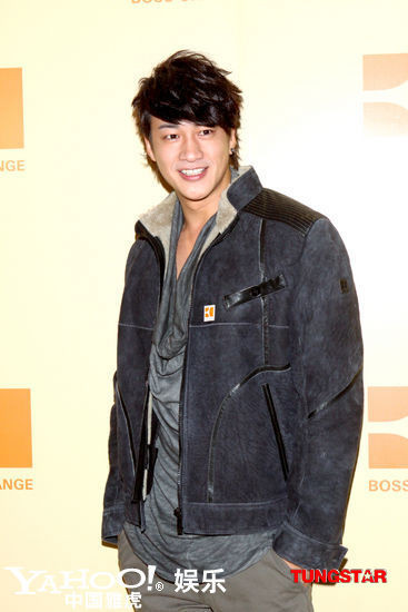 Hà Nhuận Đông mỗi lần đến phòng thu là đều muốn tắt hết đèn, anh chàng này không muốn mọi người nhìn thấy khuôn mặt biểu cảm “nhăn nhó, nhàu nát” của anh khi hát.