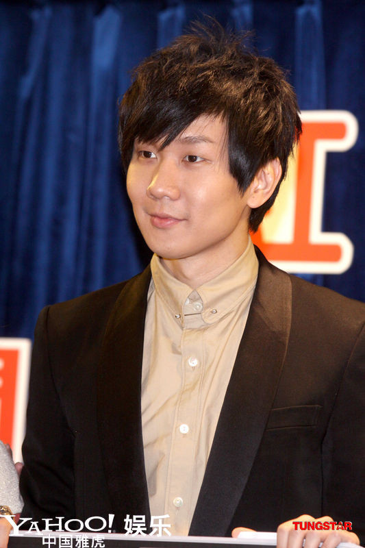 Nam ca sĩ Lâm Tuấn Kiệt bước vào phòng thu cũng có lắm thói quen độc đáo, hoàn thành mỗi đoạn trong bài là uống nước không ngừng nghỉ. Thu âm xong một bài thì anh chàng này cũng “tu” hết 5-6 chai nước. Ngoài ra, khi hát Lâm Tuấn Kiệt sẽ dần cởi bỏ hết mọi thứ mang trên người như nhẫn, dây chuyền, thắt lưng da… cho đến khi trên người không còn gì nữa.