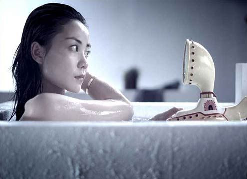 Vương Phi với màn tắm bồn. Vương Phi với màn tắm bồn.