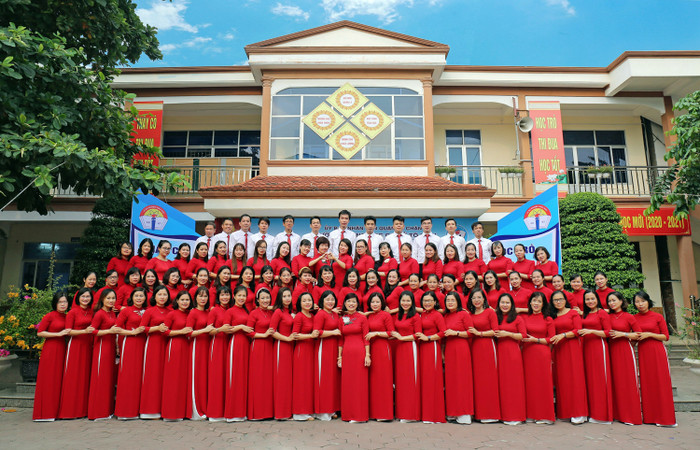 Đội ngũ cán bộ, giáo viên Trường Trung học cơ sở Tô Hiệu giỏi chuyên môn, vững vàng bản lĩnh chính trị (Ảnh: MT)