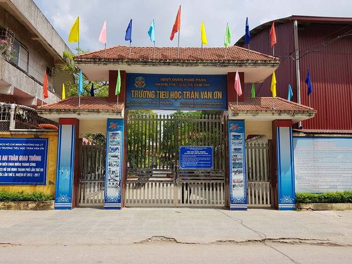 Do không nằm trong định biên của quận Hồng Bàng, cô Hằng bị Trường tiểu học Trần Văn Ơn thanh lý hợp đồng. (Ảnh: Lã Tiến) Do không nằm trong định biên của quận Hồng Bàng, cô Hằng bị Trường tiểu học Trần Văn Ơn thanh lý hợp đồng. (Ảnh: Lã Tiến)