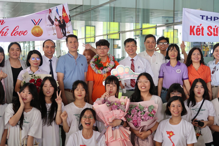 Em Nguyễn Sĩ Hiếu chụp ảnh lưu niệm với các thầy cô giáo, học sinh Trường Trung học phổ thông chuyên Trần Phú (Ảnh: CTV) hcv-olympic-hoa-hoc-3.jpg