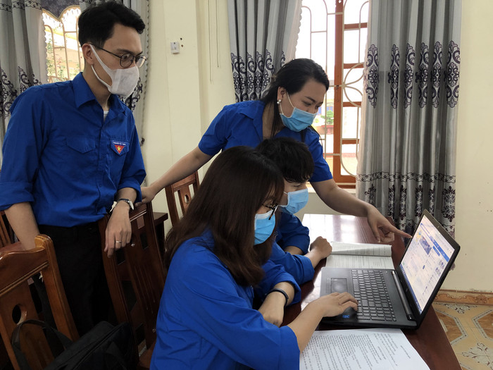 Các thành viên sáng lập dự án tiếp nhận bài dự thi (Ảnh: Nhóm cung cấp)