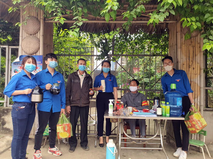 Nhóm giáo viên sáng lập dự án tặng cafe, trà, bánh cho một số chốt phòng, chống dịch Covid-19 tại Hải Phòng nhằm chung tay cùng các học sinh cả nước đẩy lùi dịch bệnh (Ảnh: Nhóm cung cấp)