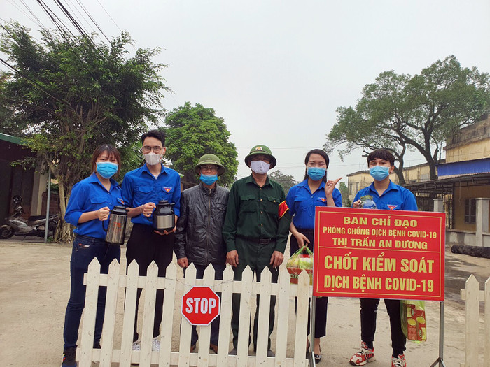 Mhóm giáo viên sáng lập dự án tặng cafe, trà, bánh cho một số chốt phòng, chống dịch Covid-19 tại Hải Phòng nhằm chung tay cùng các học sinh cả nước đẩy lùi dịch bệnh (Ảnh: Nhóm cung cấp)