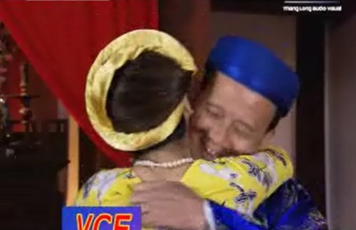 NSƯT Phạm Bằng và NSƯT Kim Oanh trong bộ phim hài Tết Chôn Nhời với bối cảnh diễn ra ở tòa nhà thờ ở làng cổ Đường Lâm. Ảnh Đỗ Doãn Hoàng. NSƯT Phạm Bằng và NSƯT Kim Oanh trong bộ phim hài Tết Chôn Nhời với bối cảnh diễn ra ở tòa nhà thờ ở làng cổ Đường Lâm. Ảnh Đỗ Doãn Hoàng.