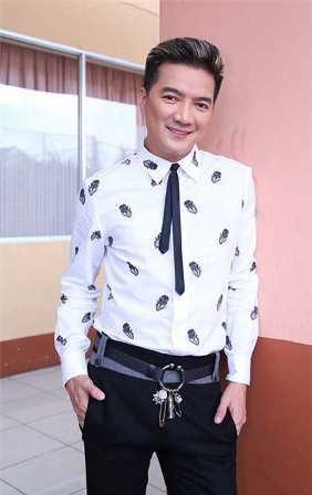 'Tôi chỉ biết làm những gì nó chạy trong đầu mình thôi. Tôi phải tính toán chứ, đâu thể đợi tới lúc U50, U60 mà cứ diễn đồ lòe loẹt nhảy tưng tưng theo kiểu dở ông dở thằng được'. 'Tôi chỉ biết làm những gì nó chạy trong đầu mình thôi. Tôi phải tính toán chứ, đâu thể đợi tới lúc U50, U60 mà cứ diễn đồ lòe loẹt nhảy tưng tưng theo kiểu dở ông dở thằng được'.