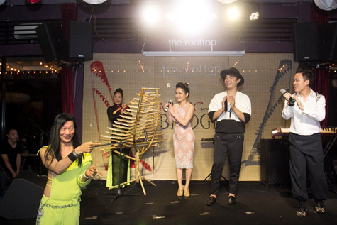 Các nghệ sĩ hát 'Chiếc khăn Piêu' trên nền nhạc do Võ Vân Ánh thể hiện