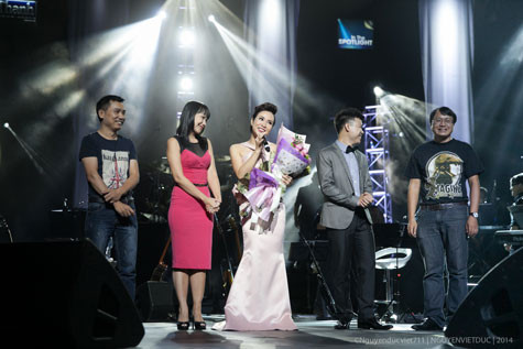 Uyên Linh và ekip thực hiện chương trình Uyên Linh và ekip thực hiện chương trình