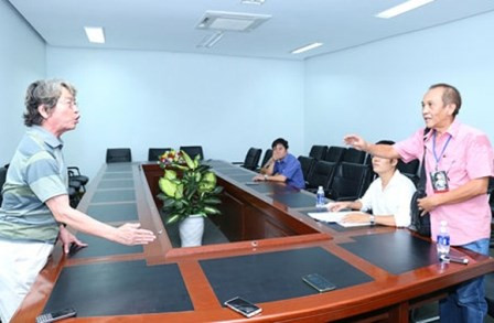 Nhạc sĩ Phó Đức Phương (bên trái) và đại diện công ty Đồng Dao (bên phải) Nhạc sĩ Phó Đức Phương (bên trái) và đại diện công ty Đồng Dao (bên phải)